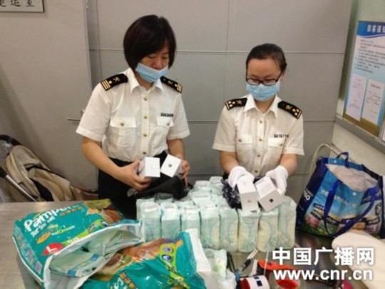 香港女子将28部iphone5藏尿片里 带入深圳被查