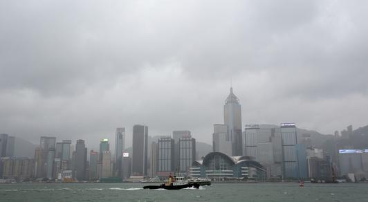 组图：强台风“尤特”香港改挂8号风球 看狂风暴雨来临
