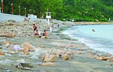受台风重创 澳门黑沙海滩现“石滩奇景”
