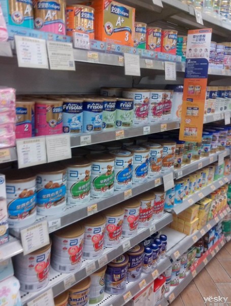 香港奶粉限购撤销前夕 代购透露奶粉价格不会暴跌