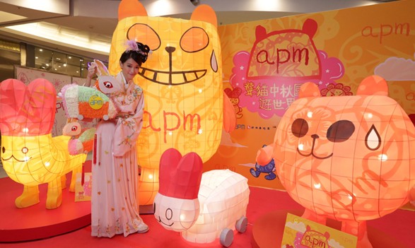 香港商家推出卡通玩偶 打造巨型灯笼阵