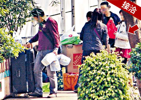 直击：50元诱学生走私香港奶粉  