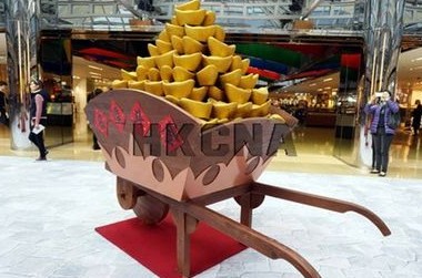 香港商场摆“金元宝”恭祝市民“日进斗金”