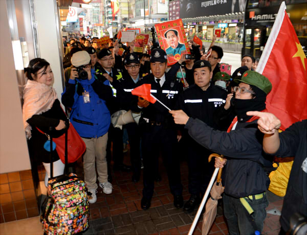 香港铜锣湾崇光百货再有示威活动 针对内地自由行旅客
