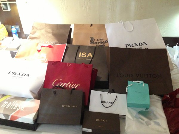 香港自由行攻略：婚前纯购败卡地亚钻戒对戒、LV、PRADA、BV、GUCCI...各种大牌乱入 