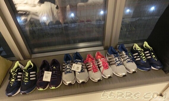 香港晒货：Adidas&Newbalance运动鞋、Coach包包、金饰