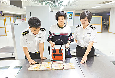 香港手提包藏百万现钞 深圳罗湖口岸闯关被截查