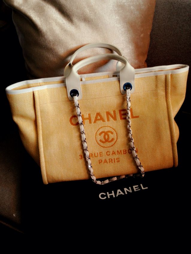 香港晒货：Chanel帆布包、Karen Walker墨镜、纪梵希潘多拉手包、Giuseppe Zanotti鱼骨鞋