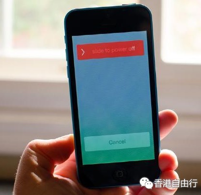 教你在10分钟内更换坏掉的iPhone 5c屏幕