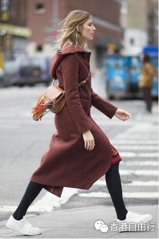 香港时尚导购：是今季的It Bag吗？街拍潮人都在用Chloé彩色流苏包