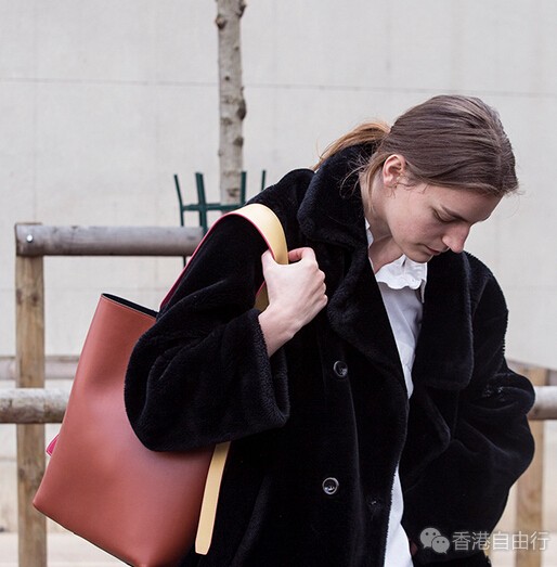 香港购物：宽肩带包流行始祖！Celine CabasTwisted街拍