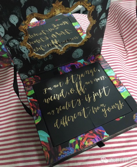 香港化妆品：开箱！爱丽斯联乘Urban Decay的限量眼影组合说已经到港啦～（附价格）