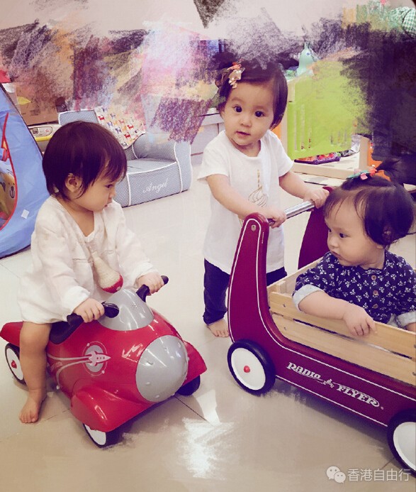 婴儿届女子团体！贾静雯女儿咘咘与欧弟女儿jojo交新朋友 大眼萌娃聚会