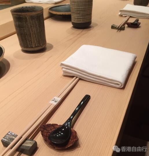 香港美食推介：尝米其林三星餐厅胃口大共花费万元（海胆军舰，海胆布丁，海鳗）