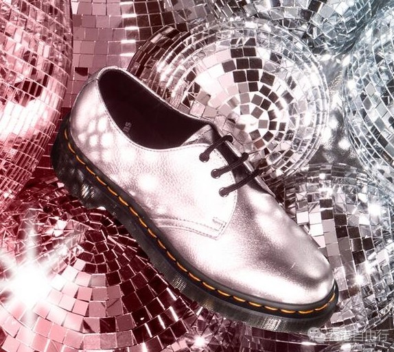 香港时尚：Dr.Martens近期推出的2017秋冬“放闪”新品