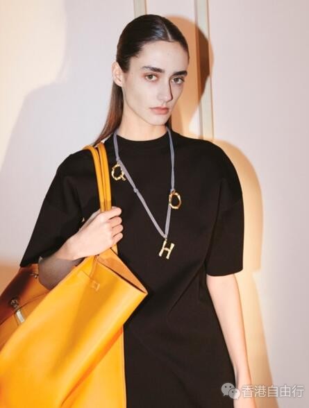 香港时尚：让专属你的名字更有意义！CÉLINE首度推出Alphabet字母吊饰！