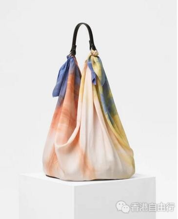 香港时尚：可能比经典皮革包包更瞩目！Céline最新It Bag大玩破格设计