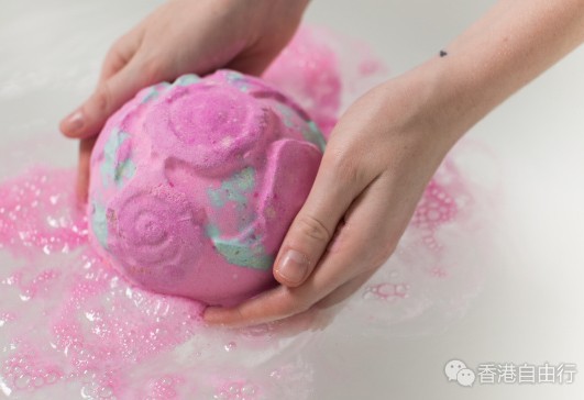 香港购物：LUSH 推出了多款情人节限定气泡弹、泡泡浴芭及沐浴乳等