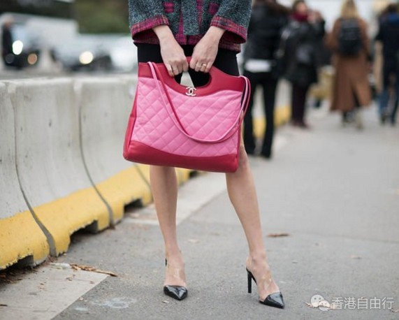 香港购物：街拍最hit是这新款CHANEL手袋! 大容量＋3种用法＋复古feel（附价格）