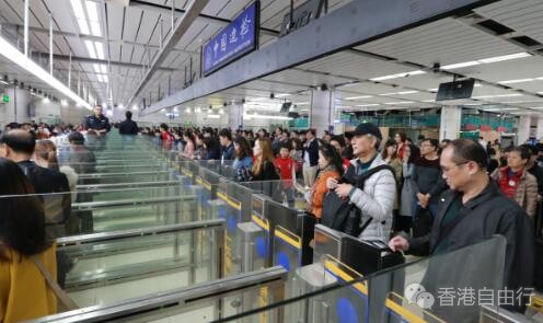 圣诞打折季来临 深圳口岸迎来购物季客流高峰