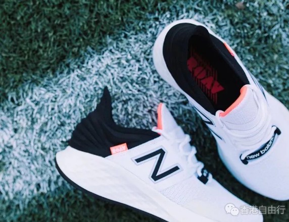 香港购物：New Balance简约黑白配色新款运动跑鞋！售价HK$649起~
