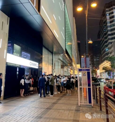 香奈儿Chanel突现抢购潮！香港门店大排长长长龙！