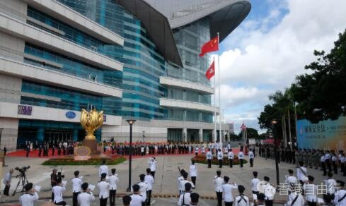 金紫荆广场举行隆重庄严升旗礼