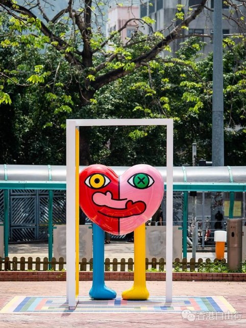 屯门河畔最近化身成为本地艺术展览场