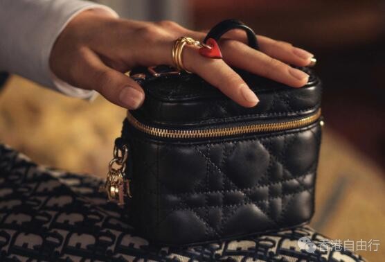 香港时尚：回头率99%的小手袋！2021必入手 超IGable的迷你版 Lady Dior Vanity Case