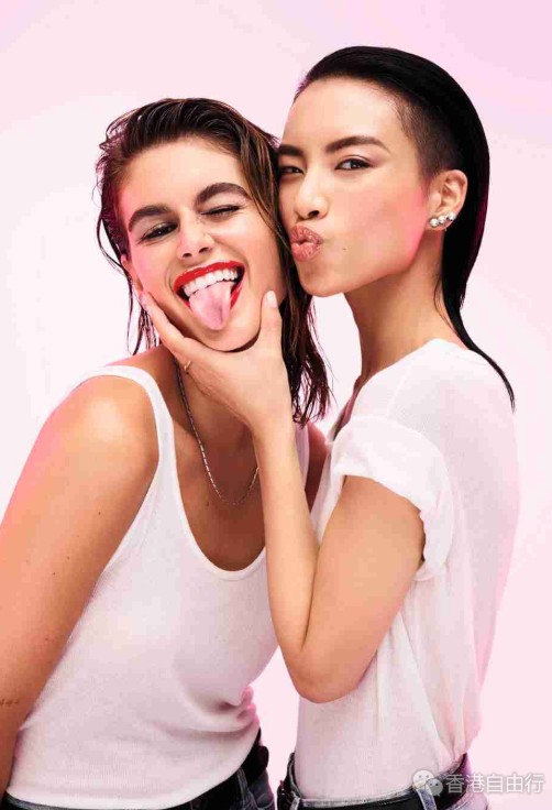 香港购物：全新YSL美妆 Candy Glaze「迷魅凝亮护唇膏」一触即融的舒适感