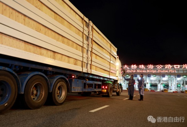 内地援港丨124套组合屋经港珠澳大桥驰援香港建方舱医院