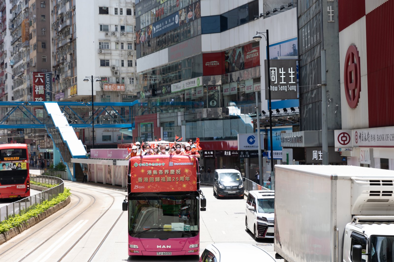 港岛联巴士巡游庆回归　展示超巨型国旗区旗