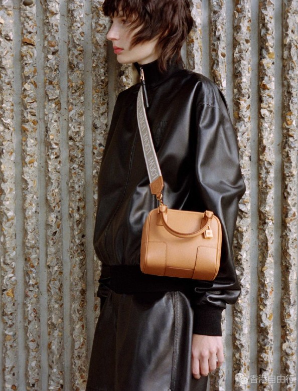 香港购物：LOEWE全新登场的Amazona 16 Square版本