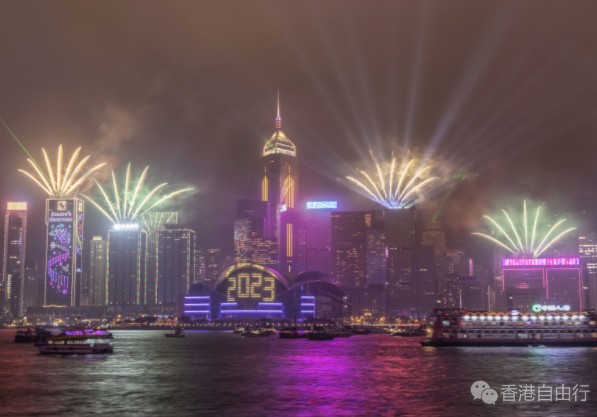 “幻彩咏香江”加强版除夕夜上演 港岛沿岸烟火绽放迎新岁