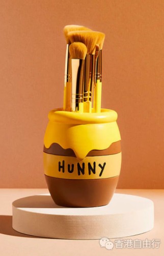 香港化妆品：将化妆扫收纳在蜜糖罐中！英国品牌推Winnie the Pooh美妆系列萌爆登场！