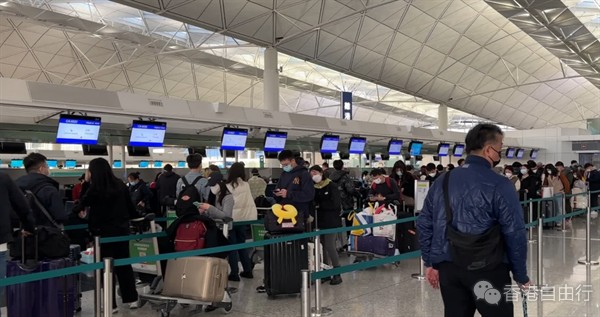 逾两万港人离境过圣诞　 商场人流大减