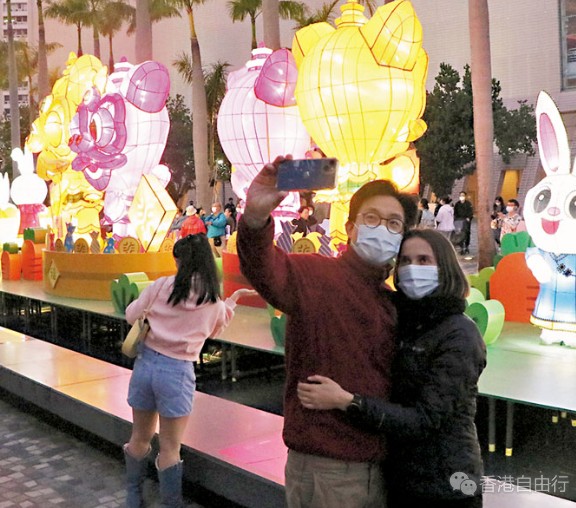 元宵彩灯美如画　市民情侣游客赏灯「打卡」