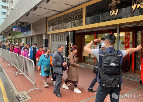 徐王美伦指旅行团收费丰俭由人　黄家和料团餐或加价两成