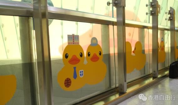 艺术家霍夫曼与港铁的“双向奔赴” 期待公众开启橡皮鸭寻宝之旅