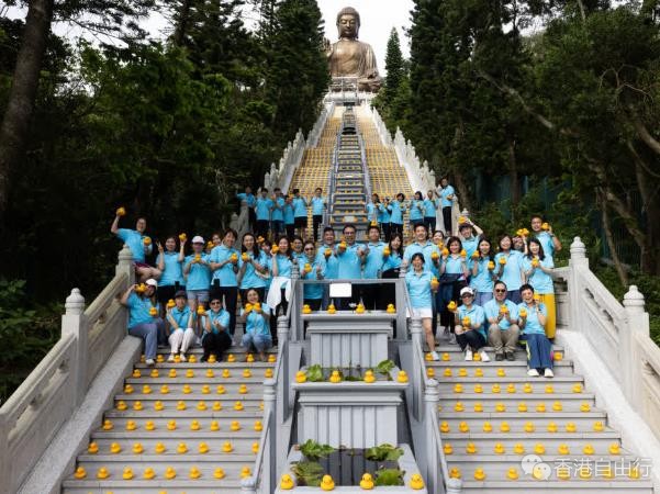 近5000只橡皮鸭现身天坛大佛