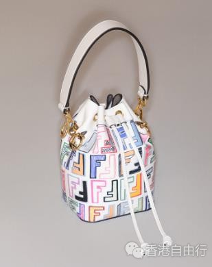 香港时尚：抢眼的爱 为FENDI Mon Tresor水桶袋增添抢眼色彩