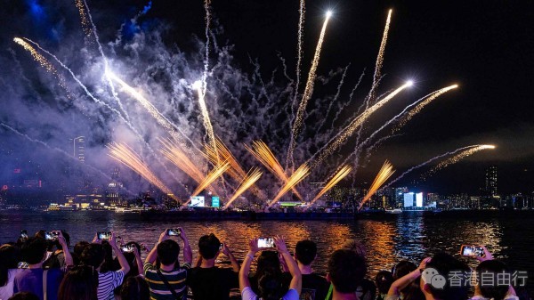 冬日维港水上烟火12月上演8场 逾20米巨型圣诞树亮相西九