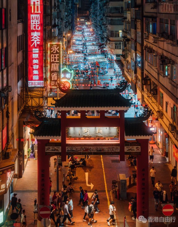 入夜的庙街，霓虹闪烁