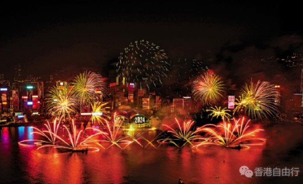 除夕烟花汇演 呈现四季变化