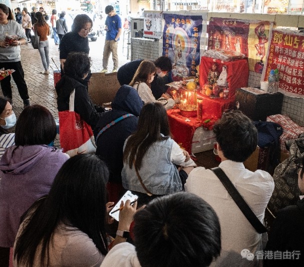 惊蛰「打小人」鹅颈桥划一50蚊　神台失火市民笑「火烧旺地」