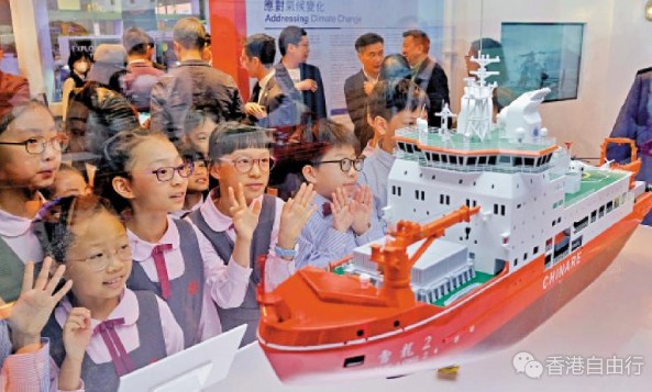 雪龙2模型亮相 小粉丝争睹风采