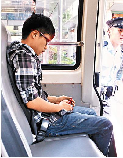 香港手持iPhone 4青年 被贼误为iPhone 4S抢走