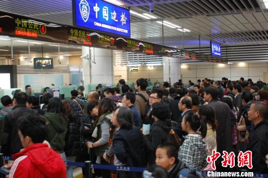 内地香港居民两地穿梭 圣诞首日客流超70万人次