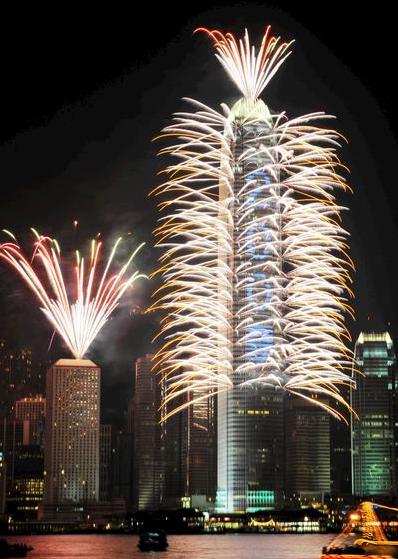 香港多个活动迎新年 40万人在维港两岸一起倒数
