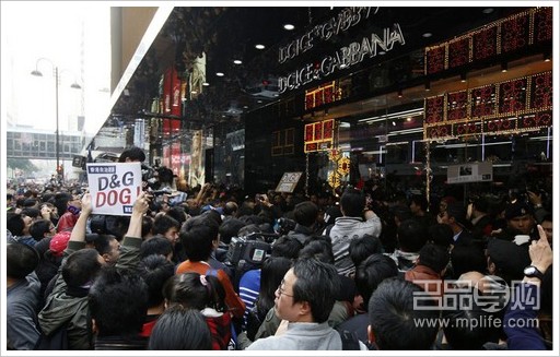 D&G香港分店禁止门前拍照千人抗议